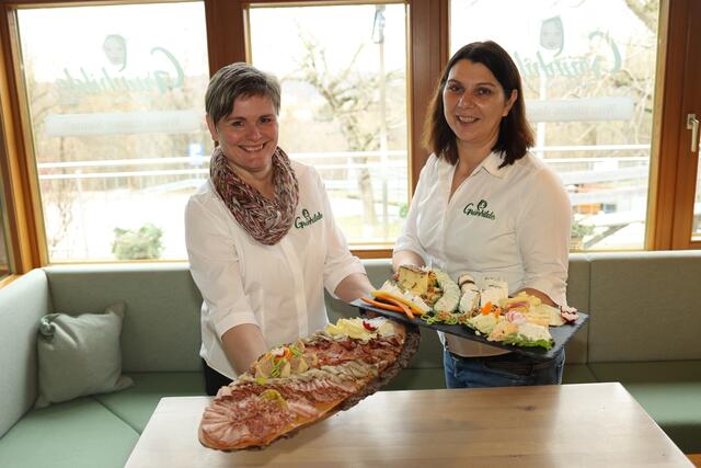 Grünhilde bietet auch Jausenplatten auf Vorbestellung. Am Bild Gesamtleiterin Astrid Stitz (l.) und Leiterin Trockensortiment Eva Mayrwöger.   | Foto: Grünhilde