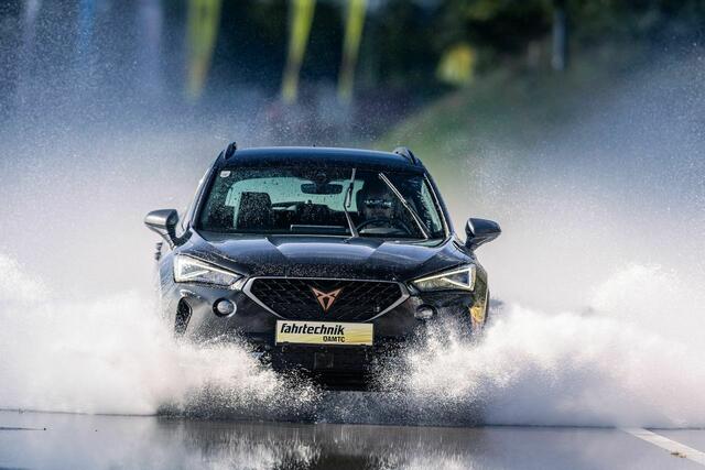 Der ÖAMTC gibt Tipps zum richtigen Fahrverhalten bei Starkregen, während der ARBÖ Burgenland die besten Reifen bei nasser Fahrbahn ermittelte.  | Foto: ÖAMTC