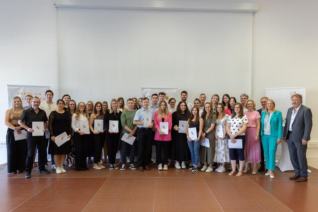 Landesrätin Daniela Winkler und Bildungsdirektor Alfred Lehner übergaben Lehrkräften aus dem Bezirk Neusiedl am See ihre Anstellungsverträge. | Foto: Landesmedienservice Burgenland