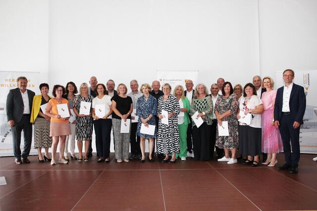 Bildungsdirektor Alfred Lehner übergab Lehrkräften aus dem Mittel- und Südburgenland Dekrete zum 40-jährigen Dienstjubiläum. | Foto: Landesmedienservice Burgenland