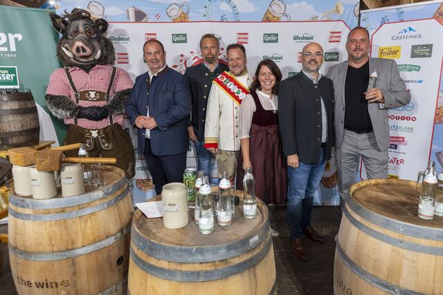 BILLA Vereins-Maskottchen Ferdl, Alexander Nikolai, Bezirksvorsteher 2. Bezirk, Bernhard Mitteröcker, Verkaufsdirektor "Gösser Gastronomie Region Ost", Johann Pittermann, Geschäftsführer der "Wiener Kaiser Wiesn", Kathrin Brandtner, Marketingleitung "Wiesbauer Wurstspezialitäten", Michael Paterno, BILLA Vorstand Consumer &amp; Insights, Daniel Benko, Area Sales Manager International "Gasteiner | Foto: Wiener Kaiser Wiesn