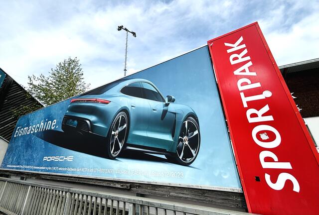 Porsche-Sujets prangen bereits auf den Werbeflächen beim Kitzbüheler Sportpark. | Foto: Kogler