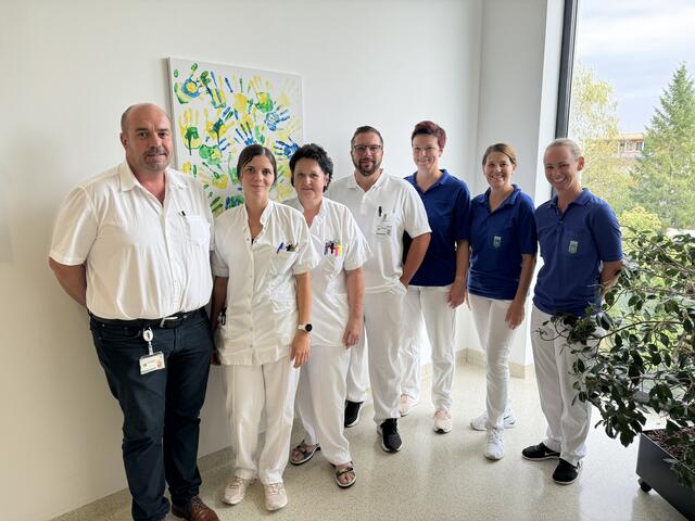 Pflegedirektor-Stv. Thomas Singer, Stationsleiterin Verena Schittegg, DGKP Anna Möstl, DGKP Marko Krizman und die Physiotherapeutinnen Nicole Urdl, Sylvia Pfleger-Kleibenzettl und Barbara Engel (v.l.) | Foto: KAGes/Ranz 