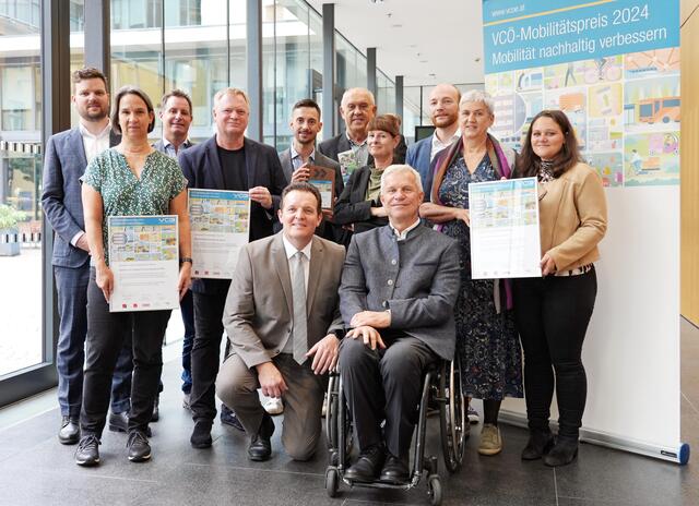 v.l.n.r.: Michael Mangeng (ÖBB), Alexandra Medwedeff (VVT), Michael Gruber (VVT), Oliver Kirchner (GF Rosenheimer Verkehrsgesellschaft m.b.H.), Manuel Tschenet (GF Kufstein:mobil), Dieter Schwab (Obmann von Walk-space), Esther Jennings (GF Euregio Inntal), Michael Schwendinger (VCÖ), Gerlinde Kieberl (Gemeinderätin Lienz), Jasmina Steiner (Stadt Lienz). Vorne: LR René Zumtobel und Hajo Gruber (Bgm. Kiefersfelden) | Foto: © Land Tirol/Neuner