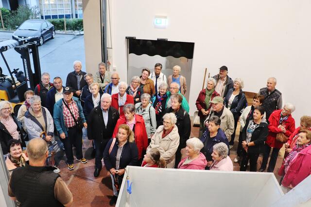 Bevor es ins oberer Stockwerk zur Produktionsanlage geht, gibt Firmenchef Josef Berghofer (li) den Mitgliedern des Seniorenbundes Kalsdorf einen Einblick in die Geschichte des Madlbauers. | Foto: Edith Ertl
