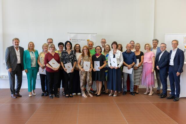 Landesrätin Daniela Winkler und Bildungsdirektor Alfred Lehner übergaben Lehrkräften aus dem Nordburgenland Dekrete zum 40-jährigen Dienstjubiläum.
 | Foto: Landesmedienservice Burgenland