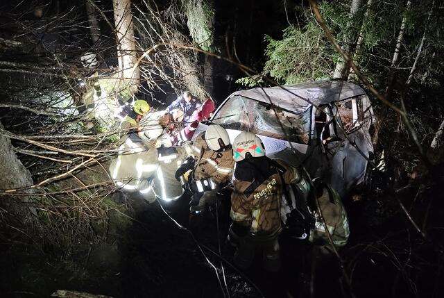  Er stürzte mit dem Fahrzeug ca. 90 Höhenmeter sowie 170 Meter über den steilen Abhang ab und wurde in einem äußerst kritischen Zustand in das Krankenhaus gebracht. | Foto: zoom.tirol
