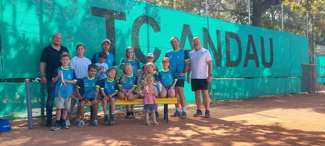 Am Bild: Sponsor, René Tauber, die beiden Trainer Markus Magyar und Markus Gelbmann, Obmann-Stellvertreter, Christian Alber und die teilgenommen Kinder | Foto: Tennisclub Andau