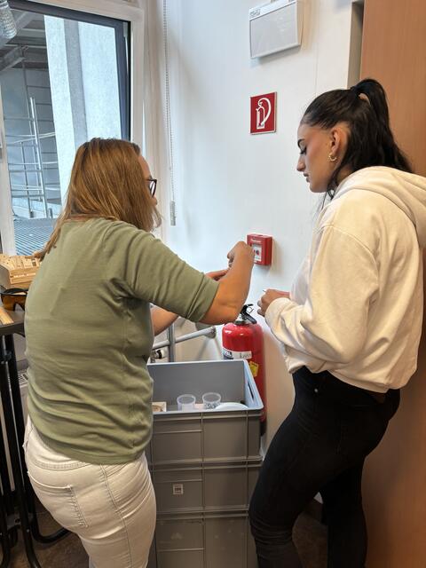 Mit Geduld wird die Arbeit erklärt und die Frauen konnten gleich selbst ausprobieren.  | Foto: Martina Schweller