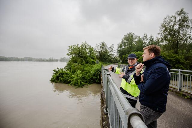 Im Juni 2024: Umwelt- und Klima-Landesrat Stefan Kaineder und Bezirkshauptmann Werner Kreisl besichtigten Überflutungsgebiete der Donau in Saxen. | Foto: Land OÖ