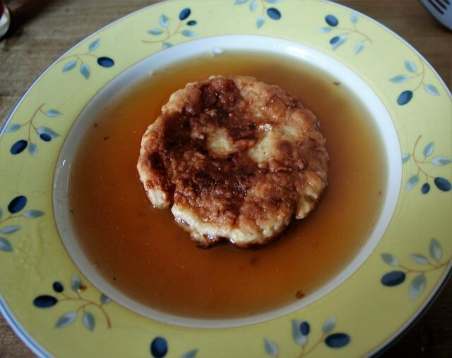 Der Kaspressknödel wird traditionell mit Suppe gegessen. | Foto: Hanspeter Lechner