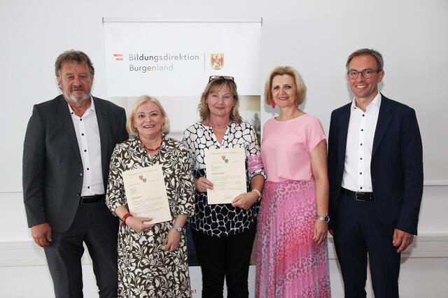 Bildungsdirektor Alfred Lehner übergab Lehrkräften aus dem Mittel- und Südburgenland, die in den Ruhestand treten, ihre Pensionsdekrete. | Foto: Landesmedienservice Burgenland