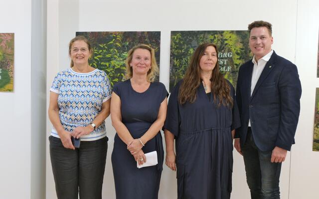 Theresia Pumhösel (Leiterin Ausstellungsbrücke), Stefanie Guse (Künstlerin, Philosophin), Hannah Stippl (Künstlerin), Bernhard Heinreichsberger (Abgeordneter zum NÖ Landtag) | Foto: Ausstellungsbrücke