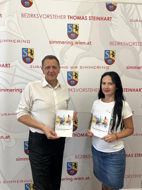 Bezirkschef Thomas Steinhart und Vizin Ramona Miletic (beide SPÖ) setzen sich dafür ein, dass Simmering zum Menschenrechtsbezirk ernannt wird.  | Foto: BV 11