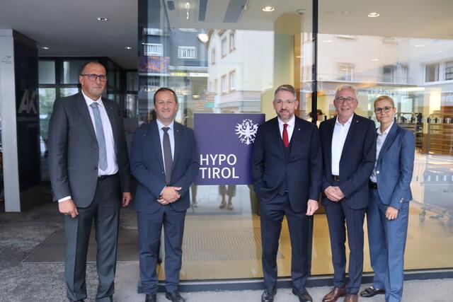 Peter Moritz (Geschäftsstellenleiter Hypo Tirol Landeck), DI (FH) Andreas Stadler (Vorstand Hypo Tirol), Mag. Alexander Weiß (Vorstandsvorsitzender Hypo Tirol), Bgm. Herbert Mayer und Mag. Susanne Endl (Vorständin Hypo Tirol), v.l. | Foto: Elisabeth Zangerl