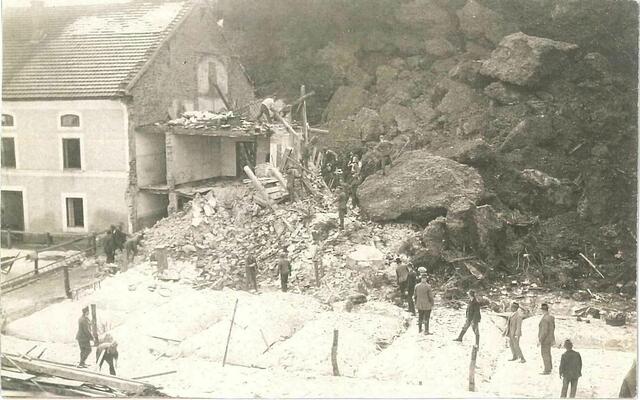 Das Bild aus dem Jahr 1929 zeigt einen Felssturz in der Ortschaft Unterlochen. | Foto: Gemeinde Schalchen