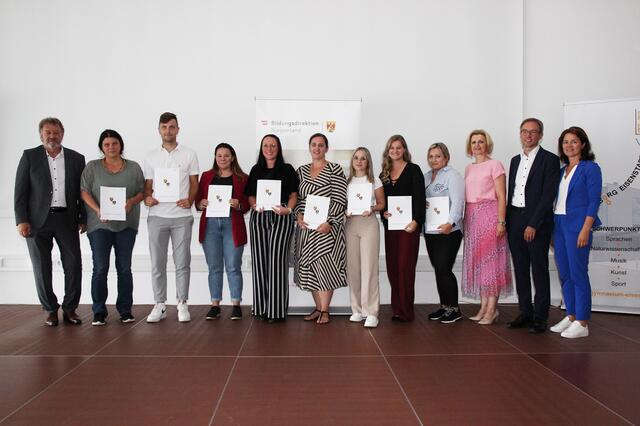 Bildungsdirektor Alfred Lehner übergab Lehrkräften aus dem Bezirk Oberpullendorf ihre Anstellungsverträge. | Foto: Landesmedienservice Burgenland