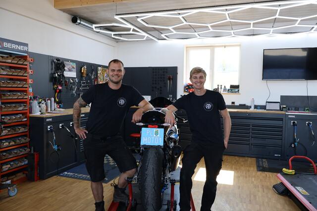 Johannes Thron und Florian König in ihrer Werkstatt in Ober-Grafendorf. | Foto: Foto: Royal Moto