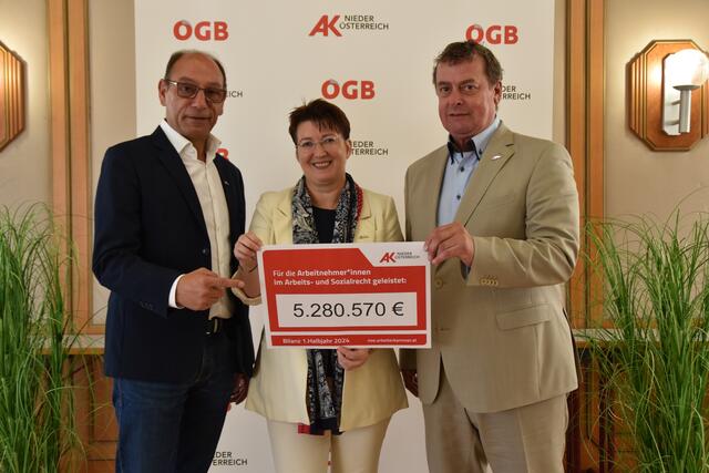 Bezirksstellenleiterin Susanna Stangl mit den AKNÖ-Vizepräsidenten Gerhard Seban (l.) und Horst Pammer. | Foto: Hirss
