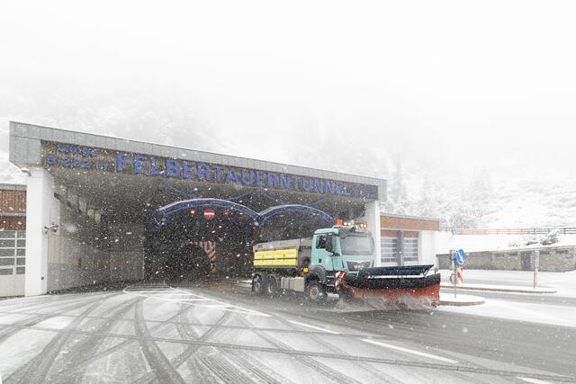 Die vorhergesagten starken Niederschläge über Österreich haben zu den ersten Sicherheitssperren von Straßen geführt. Zum Felbertauerntunnel in Osttirol musste bereits ein Schneepflug ausrücken. | Foto: EXPA / APA / picturedesk.com 