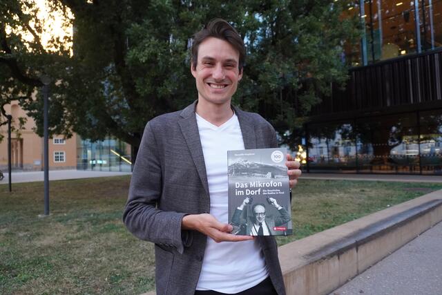 Der Autor Benedikt Kapferer fasste erstmals Tirols Radiogeschichte in einem Buch zusammen.  | Foto: Alicia Martin Gomez