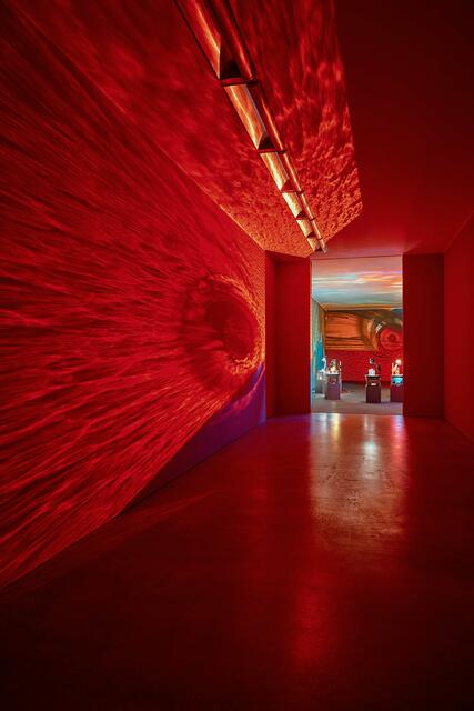 In der Einzelausstellung von Neda Saeedi „in fire yet we trust" sind im Taxispalais bis 17. November Arrangements aus Glas, lodernde Farbenwände und ein ganz schön hässliches Paradies zu sehen.   | Foto: Günter Kresser