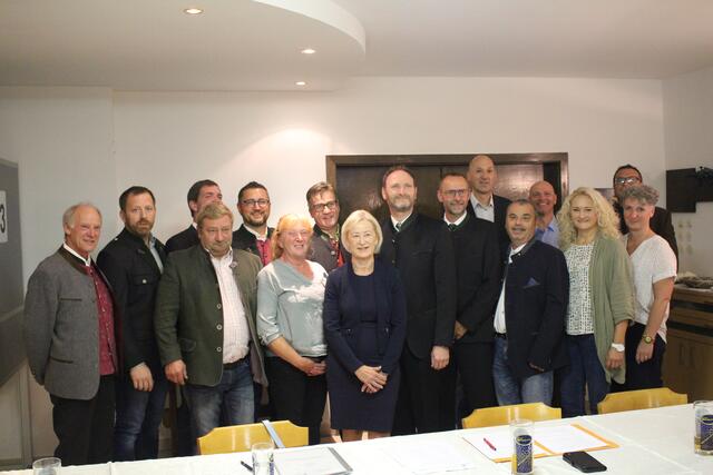 Eva Ninaus lobte Bernd Gratzer als neuen Bürgermeister von Kainach feierlich an. | Foto: Patrick Marcher