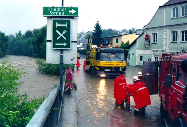2002 trat der Kamp in Zwettl über die Ufer und überflutete den kompletten Stadtteil Syrnau. | Foto: Archiv