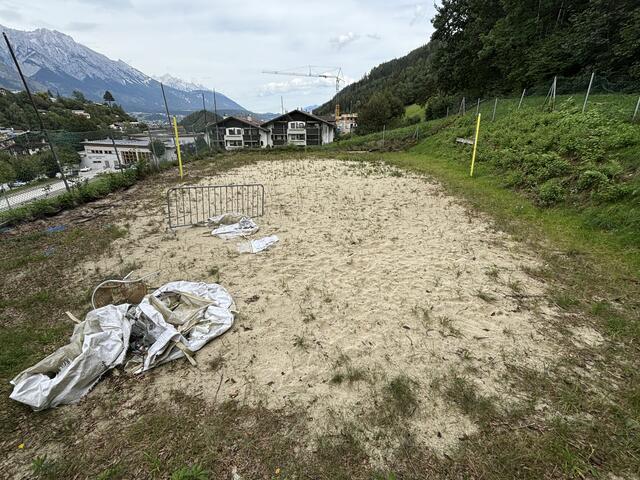 Vermülltes Gelände – Leere Flaschen und Verpackungen: Müllablagerungen durch Jugendliche verschärfen die Situation rund um das Vereinshaus. | Foto: Kendlbacher