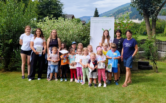 Unter anderem waren Mitglieder vom Abfallwirtschaftsverband Osttirol im Rahmen der Sommerbetreuung 2024 zu Besuch. | Foto: Gemeinde Heinfels