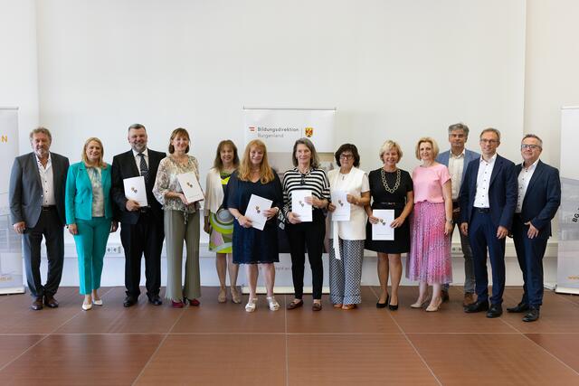 Landesrätin Daniela Winkler und Bildungsdirektor Alfred Lehner übergaben Lehrkräften aus dem Nordburgenland, die einen neuen Berufstitel erhielten, ihre Dekrete. | Foto: Landesmedienservice Burgenland