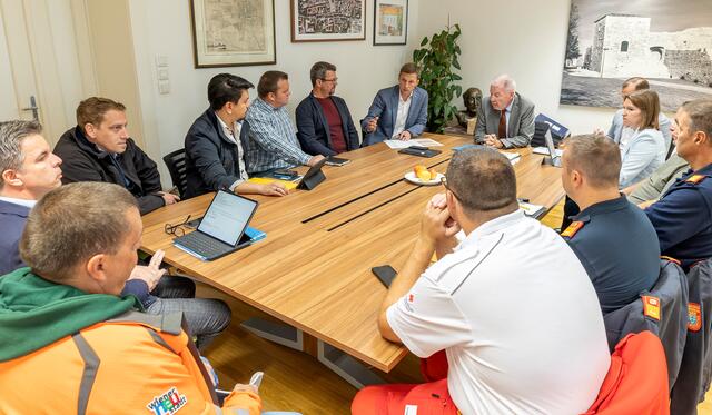 Im Büro von Bürgermeister Klaus Schneeberger fand eine Abstimmung zwischen Vertreterinnen und Vertretern der Stadt Wiener Neustadt und der Einsatzorganisationen statt. | Foto: Weller, Stadt WRN