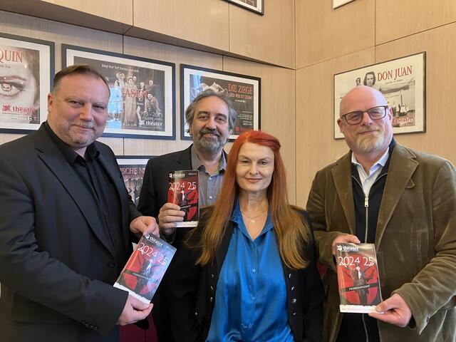 Mödling Bürgermeister Michael Danzinger, Stadttheater-Intendant Bruno Max, Schauspielerin Christina Saginth und Kulturstadtrat Stephan Schimanowa aus Mödling halten das druckfrische Programmheft in Händen | Foto: Stockmann