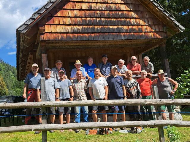Die Mitglieder des ÖKB-Ortsverbandes Tauplitz führten eine umfangreiche Schwendaktion auf der Riss'n-Alm unterhalb des Schwarzensees bei der Tauplitzalm durch. | Foto: ÖKB Tauplitz