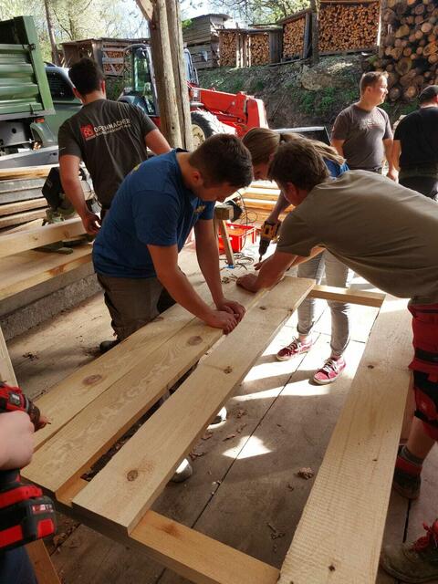 Die Landjugendlichen beim Bau der Hochbeete. | Foto: Maria Weilbuchner