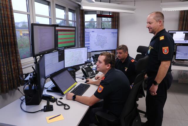 Bezirksfeuerwehrkommandant Christian Burkhart mit den Disponenten Gerald Strenn und Tobias Hochmut beobachten die Lage ganz genau. 
 | Foto: BFKDO Tulln/St. Öllerer