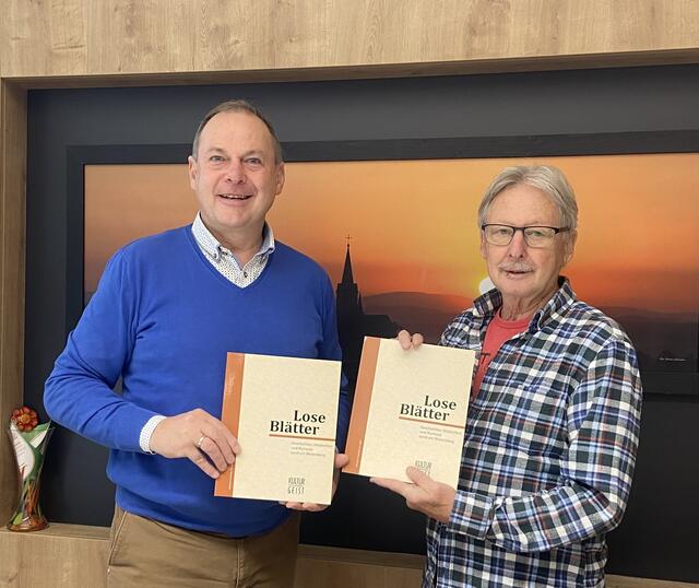 Fritz Wimmer (r.) bei der Buchpräsentation mit Bgm. Sepp Rathgeb. "Lose Blätter" ist auch am Marktgemeindeamt erhältlich. | Foto: Marktgemeinde Oberneukirchen