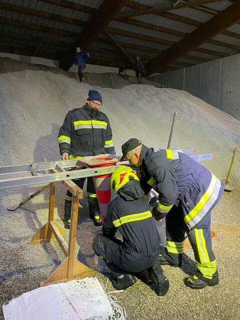 Die Kameraden der Freiwilligen Feuerwehr bereiten sich in Gaming auf das Hochwasser vor und füllen Sandsäcke auf. | Foto: Freiwillige Feuerwehr Gaming