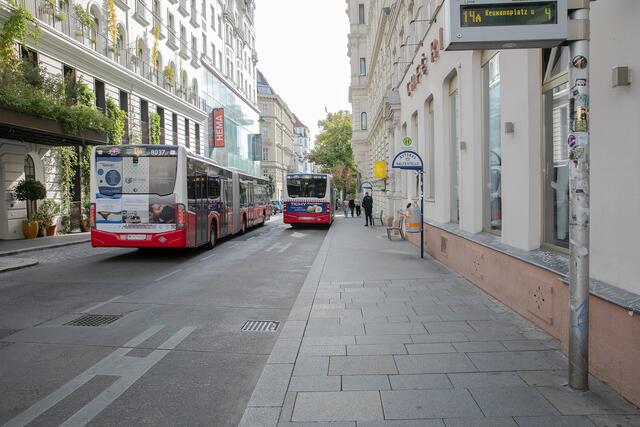 Die Fahrbahn der Schadekgasse wird bis Ende September saniert.  | Foto: BV 6