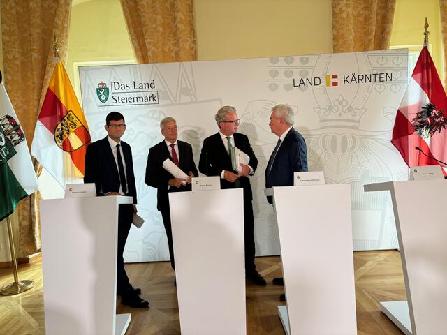 Die beiden Landeshauptleute Peter Kaiser und Christopher Drexler mit ihren Stellvertretern Martin Gruber und Anton Lang | Foto: Almer