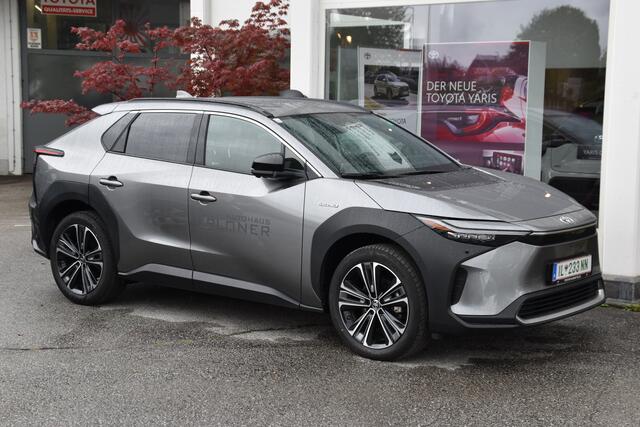 Der neue Toyota bZ4X setzt Maßstäbe in der Welt der Elektromobilität. Als vollelektrischer SUV kombiniert er modernes Design mit zukunftsweisender Technologie und sorgt mit seinem optionalen Allradantrieb für ein dynamisches Fahrerlebnis, das auf allen Straßen überzeugt. 