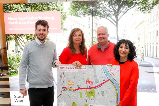 v.l.: Der stellvertretende Bezirksvorsteher Christian Sapetschnig, Ulli Sima, Bezirksrat Eric Rubas ,  und Bezirksvorsteherin Saya Ahmad (alle SPÖ) eröffneten die Bauarbeiten zum Radweg Alserbachstraße. | Foto: Stadt Wien/Christian Fürthner