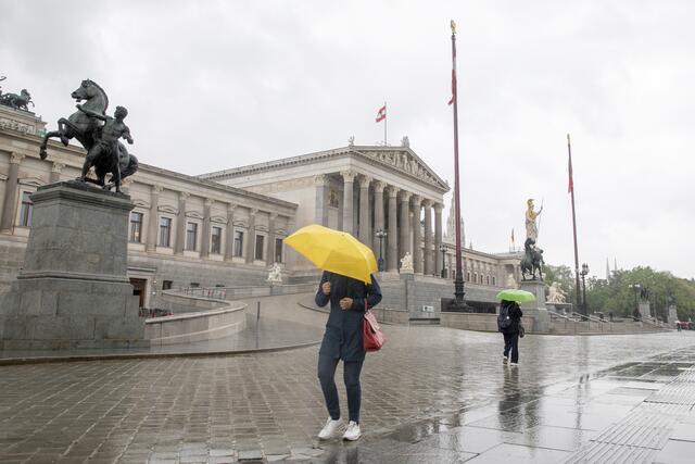 In den kommenden Tagen wird so viel Regen in Wien erwartet wie eigentlich im gesamten September. Aus dem Grund, und weil Sturmböen bis 90 km/h vorhergesagt wurden, mussten einige Veranstaltungen in Wien abgesagt werden.
 | Foto: ALEX HALADA / picturedesk.com