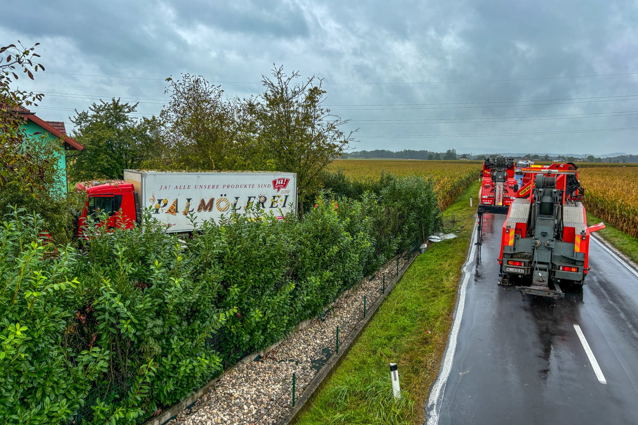Bei Desselbrunn Lkw fliegt aus Kurve und landet in Vöcklabruck