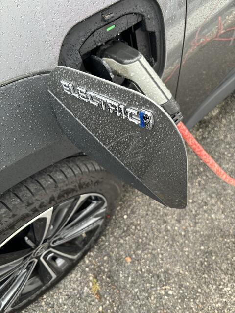 Besonders flexibel zeigt sich der bZ4X bei den Lademöglichkeiten: An öffentlichen Schnellladestationen kann die Batterie in nur 30 Minuten aufgeladen werden. Alternativ lässt sich das Fahrzeug bequem zu Hause über eine normale Steckdose oder eine Wallbox aufladen. 