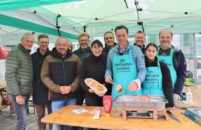 Ernst Gödl und Boris Pruntsch hatten mit Kalsdorfs Vzbgm. Michael Konrad und Gemeinderäten viel Spaß beim Leberkäs-Treff. | Foto: Edith Ertl
