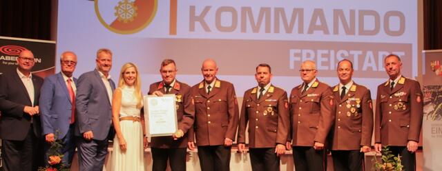 Die „Große Florian Ehrenmedaille in Bronze“ ging am 5. September im Salzhof in Freistadt an den Mühlviertler Traditionsbetrieb Holzbau Buchner.  | Foto: Buchner