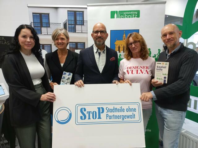 Gemeinsam im Kampf gegen Gewalt (v.l.): Sandra Jakomini, Astrid Holler, Bürgermeister Michael Schumacher, Eva Surma und Robert Konrad | Foto: Stadtgemeinde