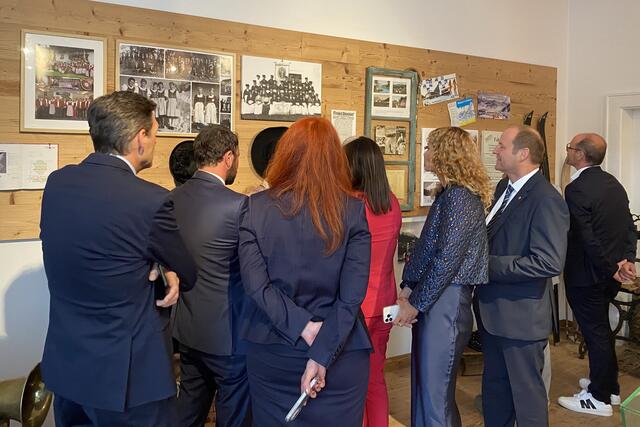 Natürlich bekamen die Regierungsmitglieder auch eine Sonderführung durchs Ganghofermuseum, der alle mit sehr großem Interesse folgten. | Foto: Robert Krug