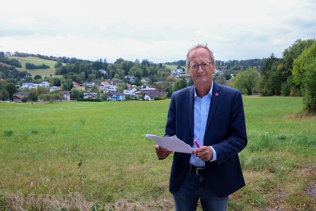 Neos Kommunalsprecher Helmut Hofer-Gruber beim Lokalaugenschein in Sulz. | Foto: Neos